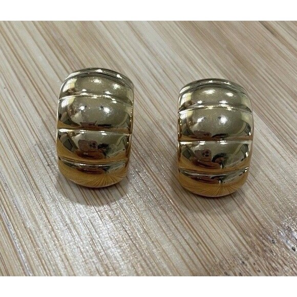 Vintage Gold-Tone Clip-On Earrings Ribbed Shrimp Dome Huggies Design Luxe - Picture 1 of 6